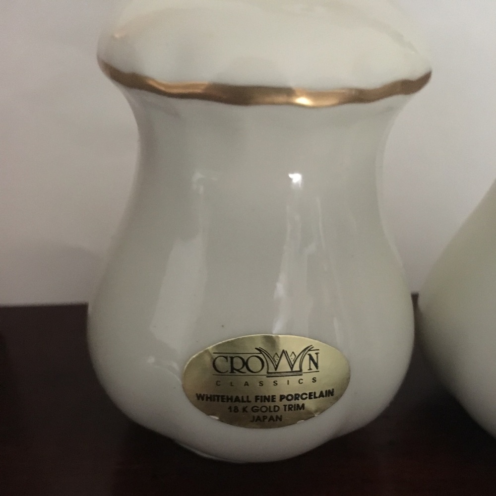 New Vintage Crown S&P Shakers 18kt 1984